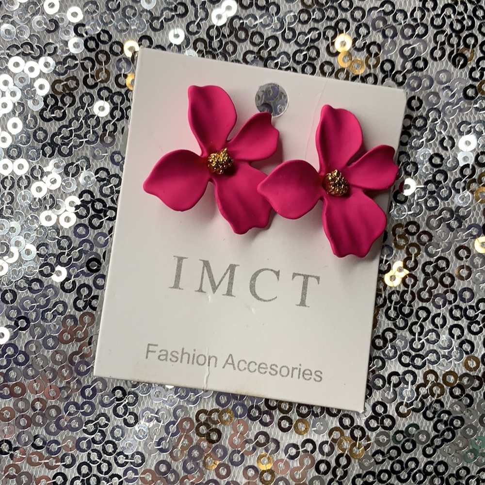 Adorable flower earrings. Light weight! 🌺